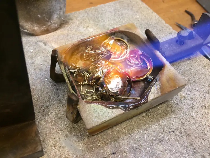 Goud wordt met een brander gesmolten