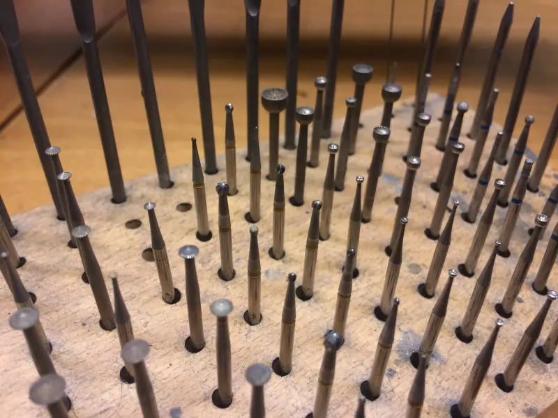 Ringstokken en ponsen in een houten blok