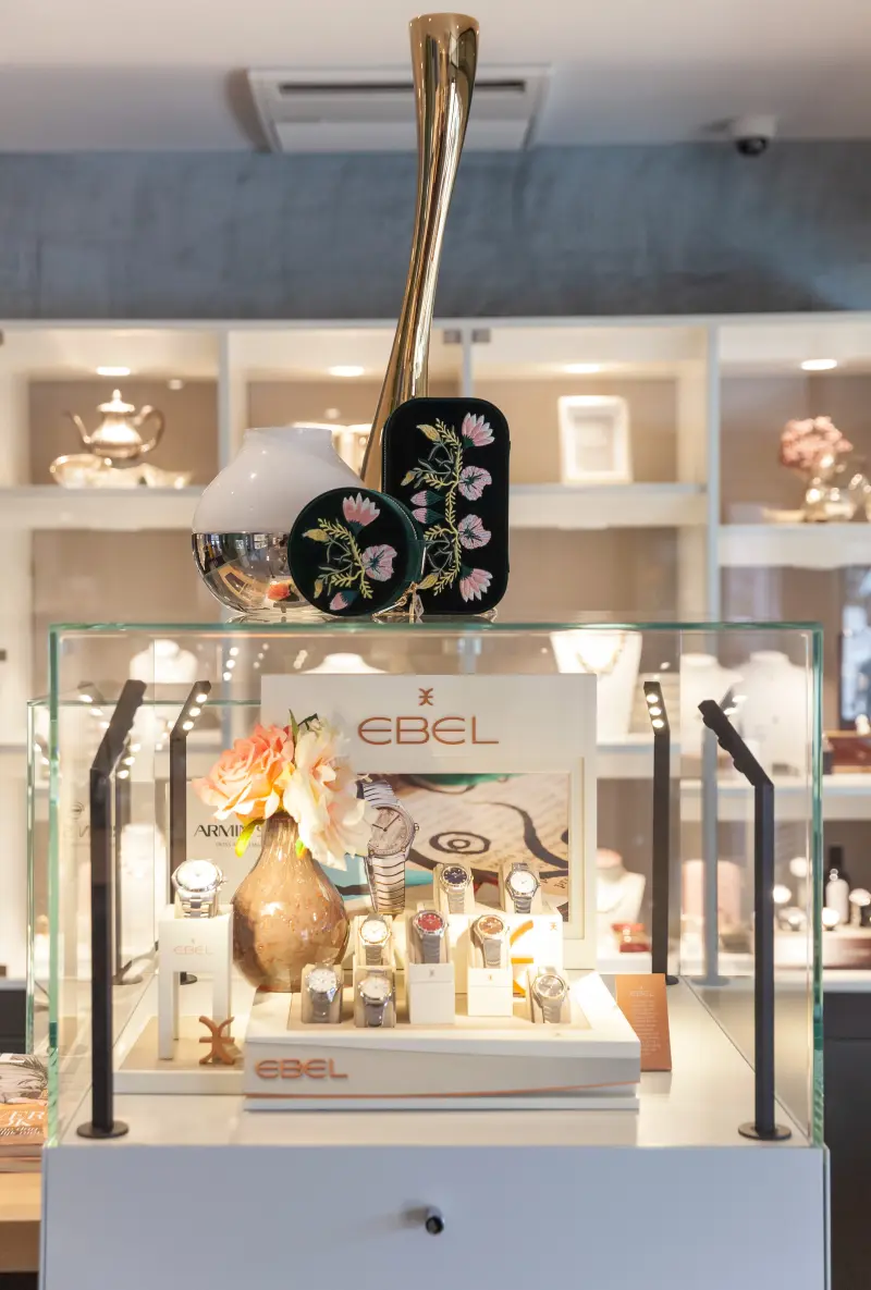 Glazen vitrine met horloges van Ebel