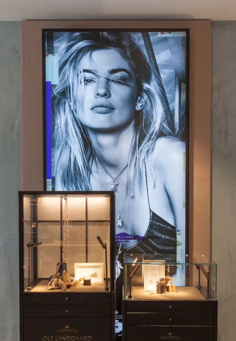 Vitrine met sieraden van Ole Lynggaard in de winkel