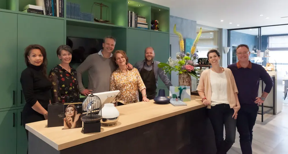 Het team van Van Velthoven Juweliers achter de toonbank
